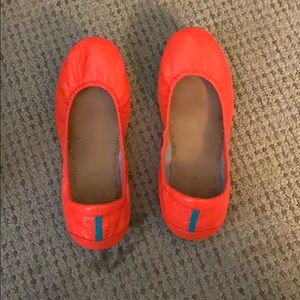 Women’s size 8 LE orange Tieks